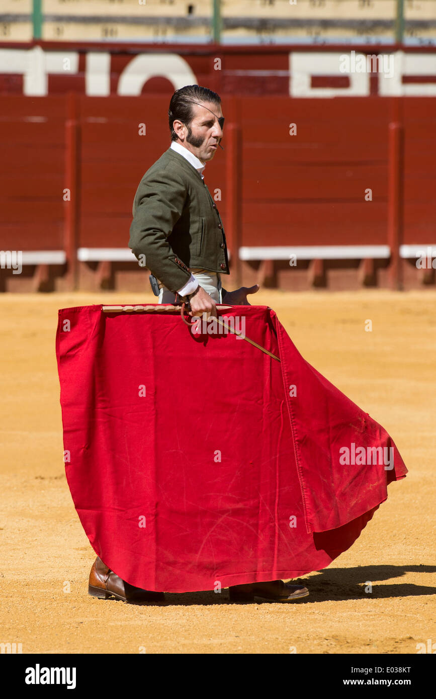 Jerez de la Frontera, Spagna, 30 aprile, 2014. Il torero Juan Jose Padilla ha dato un parlare della corrida mondo ad un gruppo di bambini di diverse scuole di Jerez il Bullring. Egli ha spiegato loro diversi aspetti della tauromachia spagnola ed eseguiti alcuni azionamenti con giovani tori. Mercoledì, 30 aprile a Jerez de la Frontera. Credito: Kiko Jimenez/Alamy Live News Foto Stock