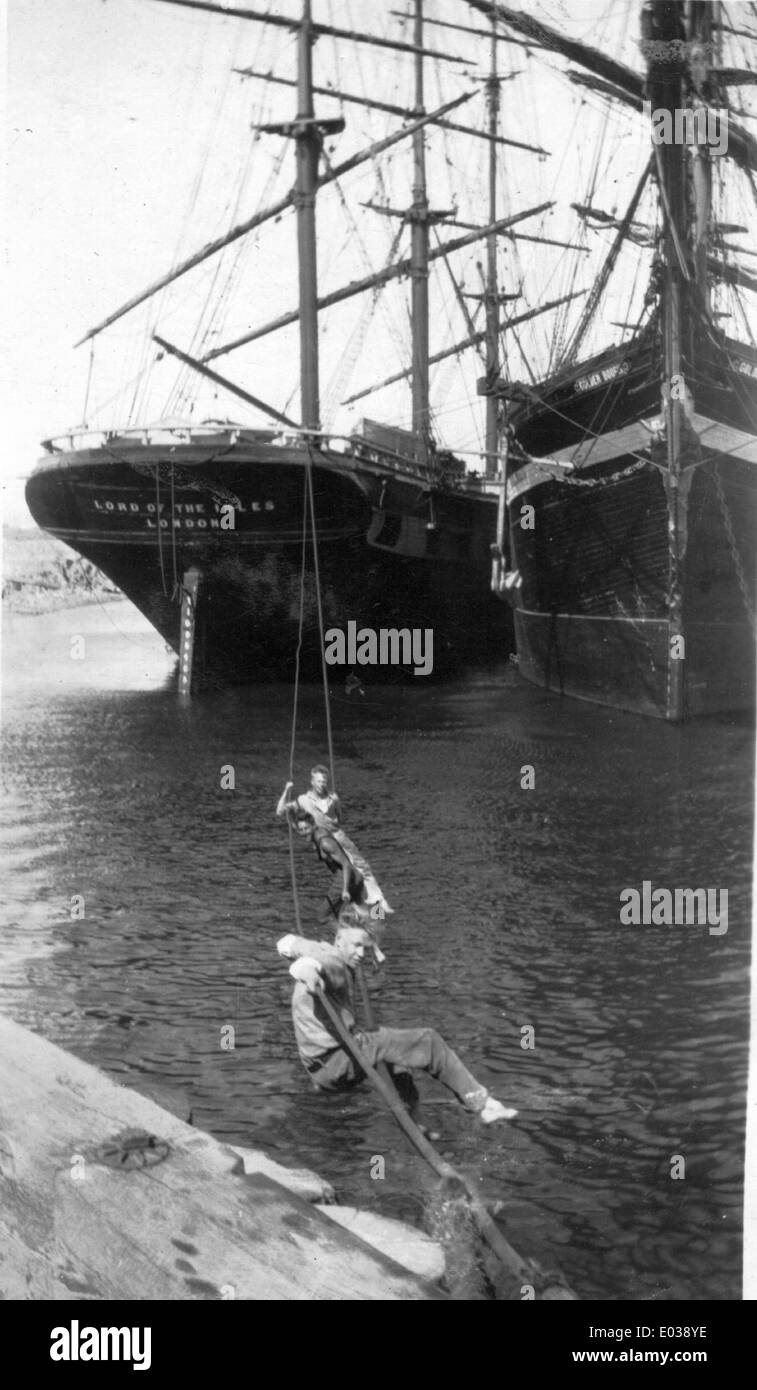 Le navi a vela utilizzate per i film a Long Beach sono diventate iconiche nella storia del cinema, servendo da sfondo per varie avventure e film storici. Queste navi sono spesso restaurate per scopi cinematografici, preservando un pezzo di storia marittima. Foto Stock