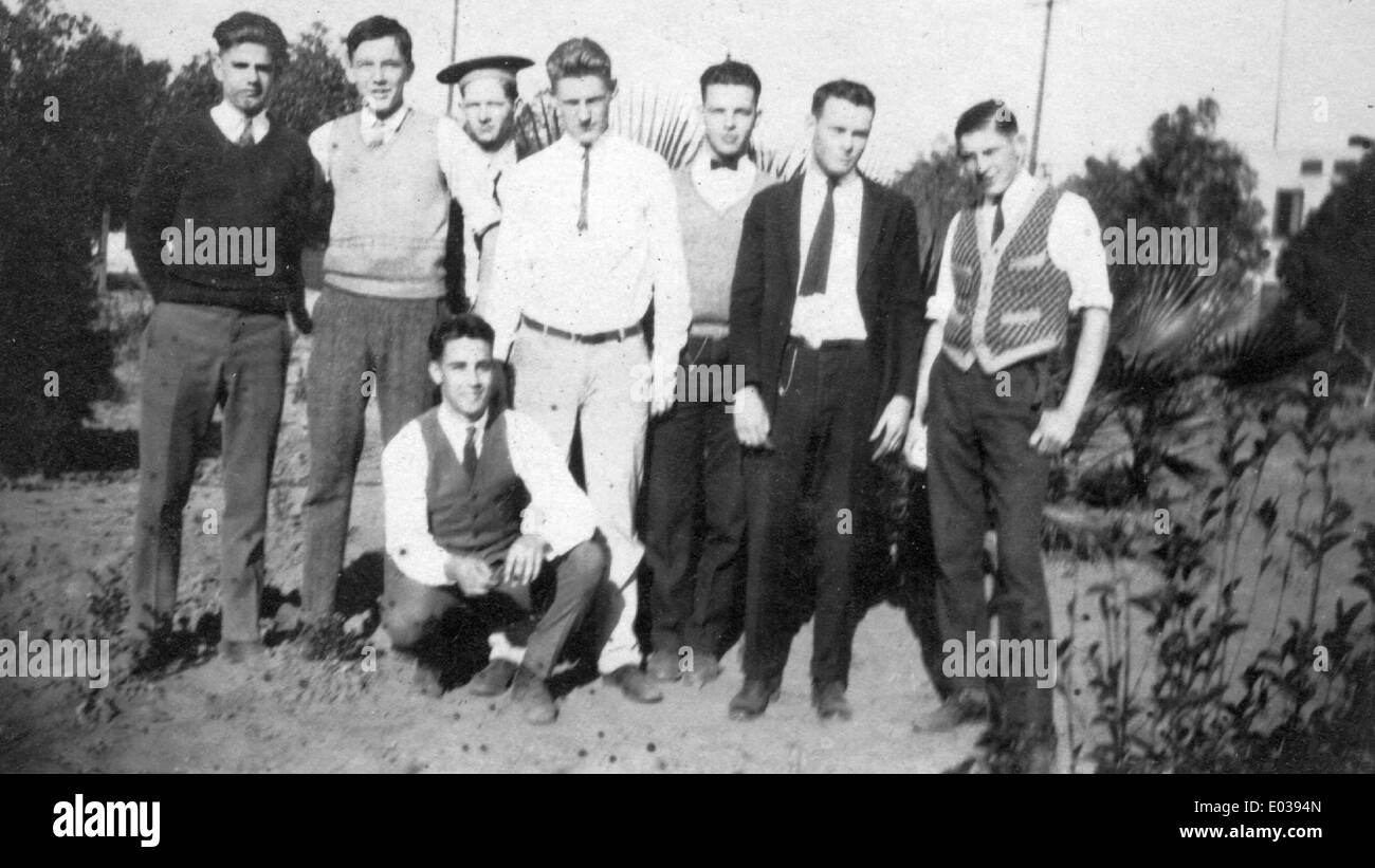 L'immagine mostra Mitchell con un gruppo di studenti delle scuole superiori in una classe agricola, probabilmente impegnata nell'apprendimento pratico. La classe comprende pratiche agricole, educazione agricola e sviluppo studentesco nel campo agricolo. Foto Stock