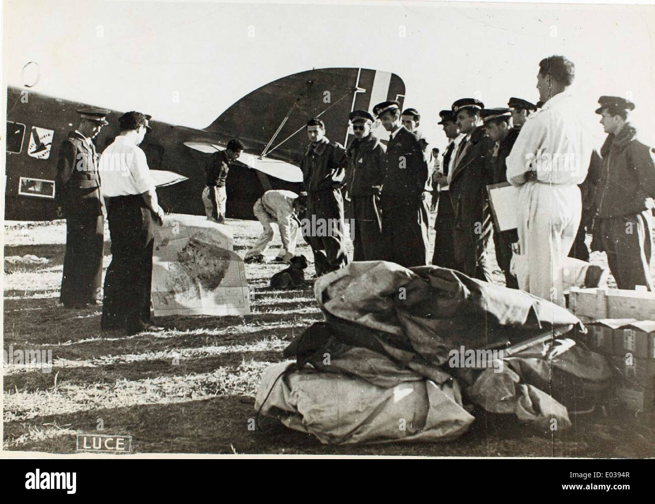 Il Savoia-Marchetti SM-79 era un versatile bombardiere italiano utilizzato sia nella seconda guerra mondiale che nei conflitti del dopoguerra. Conosciuto per il suo caratteristico design a tre motori, l'SM-79 servì in diversi scontri militari chiave durante gli anni '1940 Foto Stock