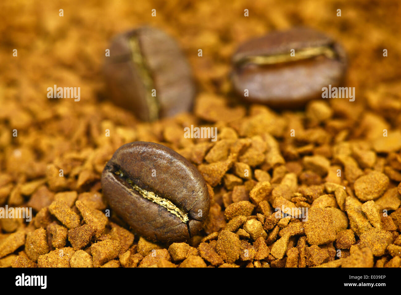 Golden caffè macinato sfondo con i chicchi di caffè Foto Stock