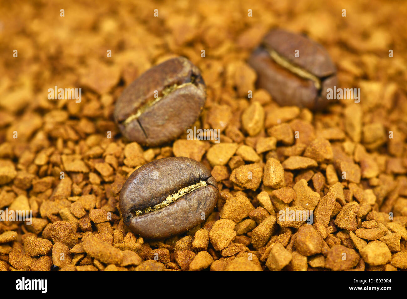 Golden caffè macinato sfondo con i chicchi di caffè Foto Stock