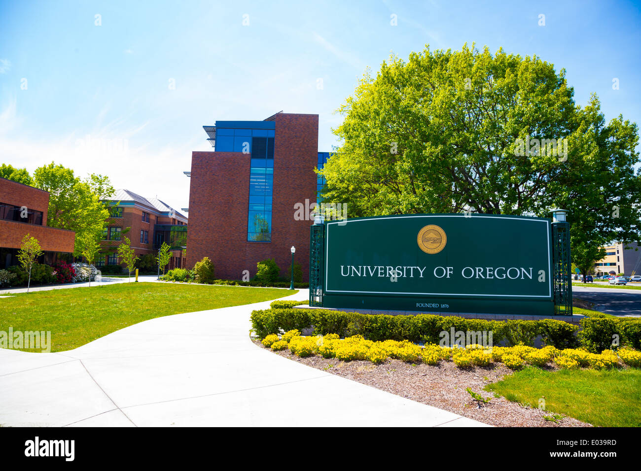 Eugene, OR, Stati Uniti d'America - 29 aprile 2014: University of Oregon campus entrata segno accanto a un passaggio pedonale presso la scuola. Foto Stock