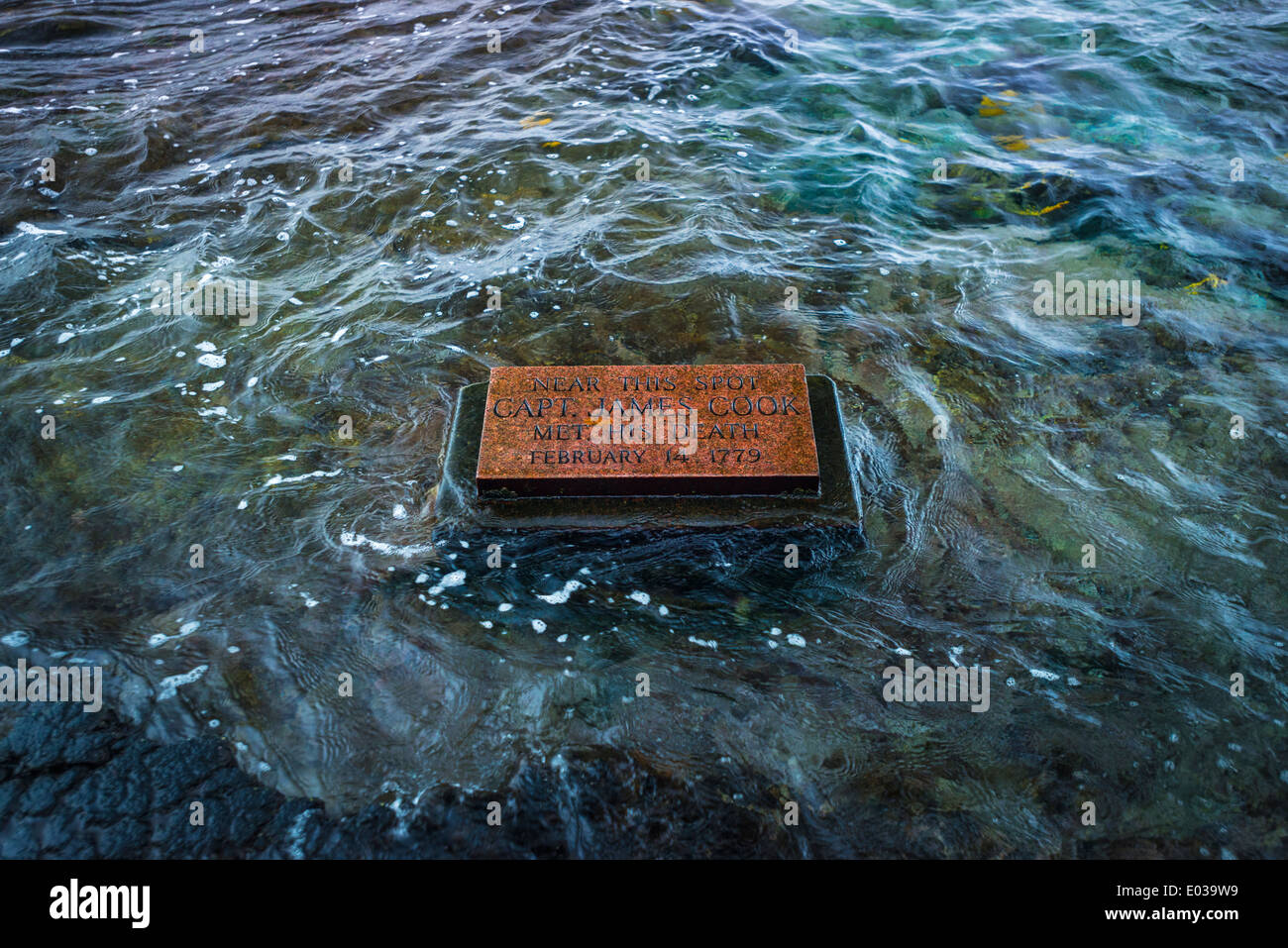 La placca segnando il punto in cui il Capitano James Cook è stato ucciso, Kealakekua Bay, Costa di Kona, Hawaii USA Foto Stock