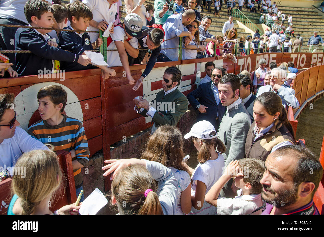 Jerez de la Frontera, Spagna, 30 aprile, 2014. Il torero Juan Jose Padilla ha dato un parlare della corrida mondo ad un gruppo di bambini di diverse scuole di Jerez il Bullring. Egli ha spiegato loro diversi aspetti della tauromachia spagnola ed eseguiti alcuni azionamenti con giovani tori. Mercoledì, 30 aprile a Jerez de la Frontera. Credito: Kiko Jimenez/Alamy Live News Foto Stock