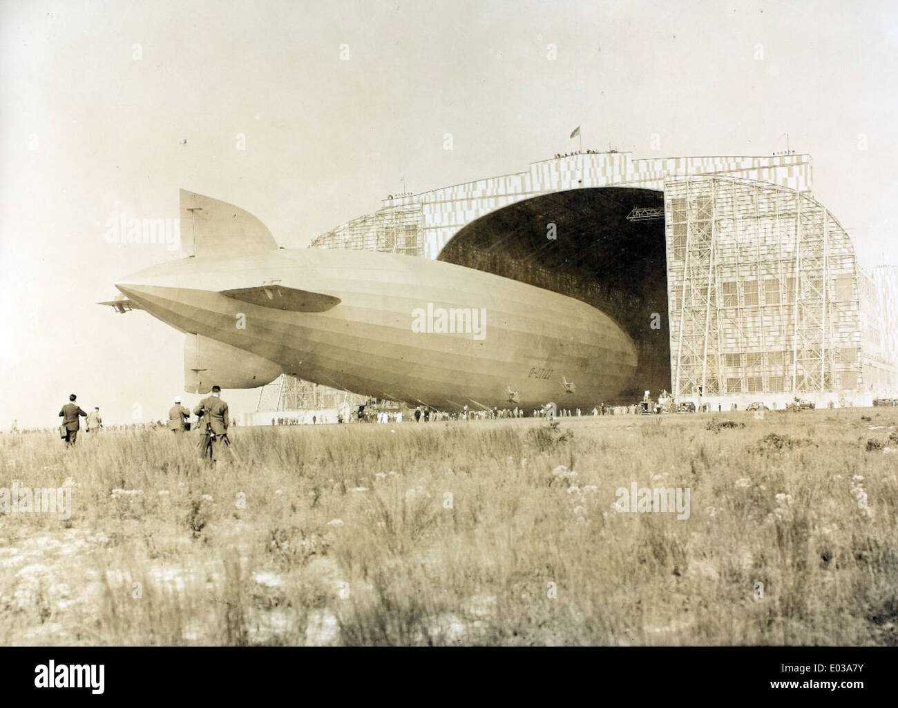Il D-LZ 127, meglio conosciuto come Graf Zeppelin, era un dirigibile rigido tedesco gestito dalla Deutsche Luftschiffahrts-Aktiengesellschaft (DELAG) e dalla Deutsche Zeppelin-Reederei. Ha completato numerosi viaggi internazionali, tra cui un viaggio intorno al mondo nel 1929. Il Graf Zeppelin era rinomato per il suo ruolo pionieristico nello sviluppo di voli più leggeri dell'aria e per il suo contributo alla tecnologia dei dirigibili. Foto Stock