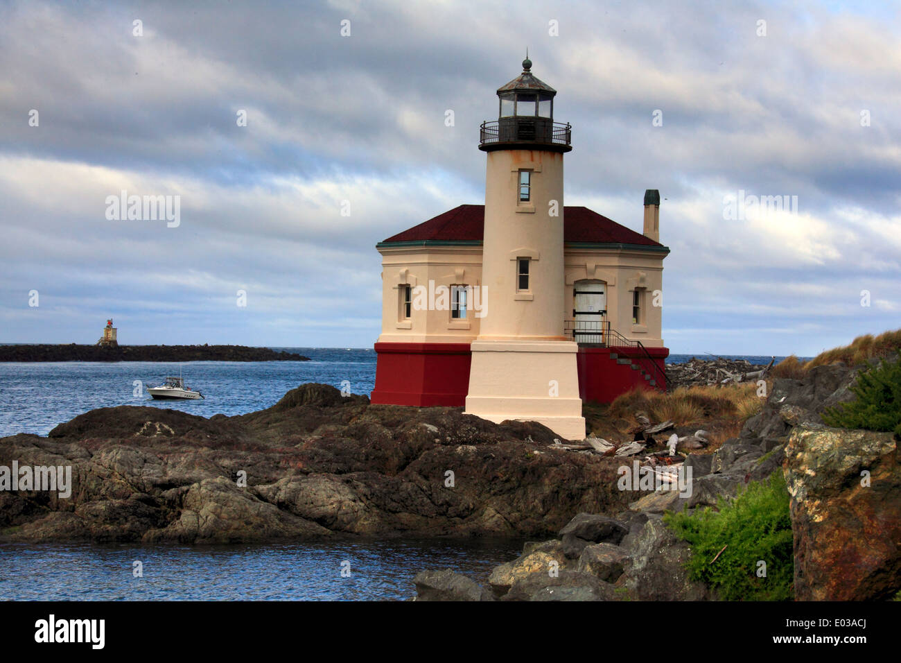 Foto del fiume coquille faro con cielo tempestoso, Oregon Coast, Stati Uniti d'America Foto Stock