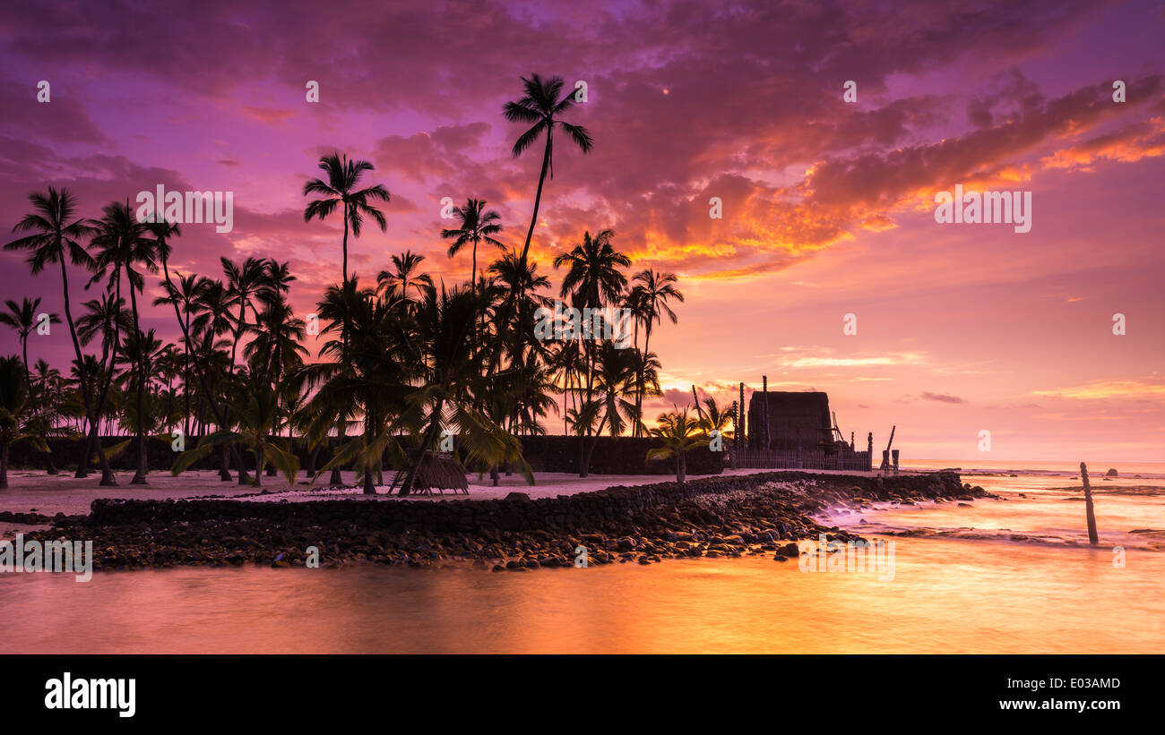Tramonto su Pu'uhonua O Honaunau National Historic Park (città di rifugio, Costa di Kona, Hawaii USA Foto Stock