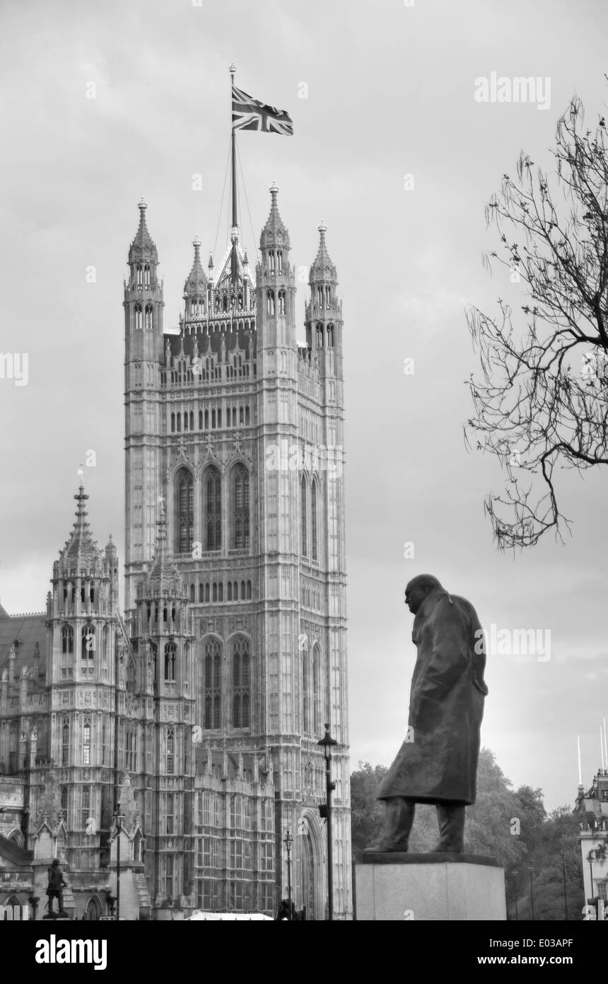 La Casa del Parlamento e la statua di Winston Churchill, London, Regno Unito Foto Stock