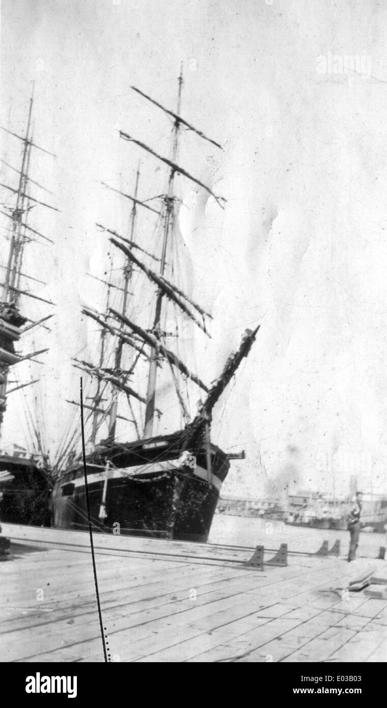 Nel 1928, una nave a vela è stata utilizzata per il lavoro cinematografico a Long Beach, mostrando l'intersezione tra storia marittima e film. Questa nave, parte della collezione di Robert Mitchell, mette in evidenza l'uso di navi autentiche per produzioni cinematografiche durante i primi anni del XX secolo, specialmente per film storici. Foto Stock