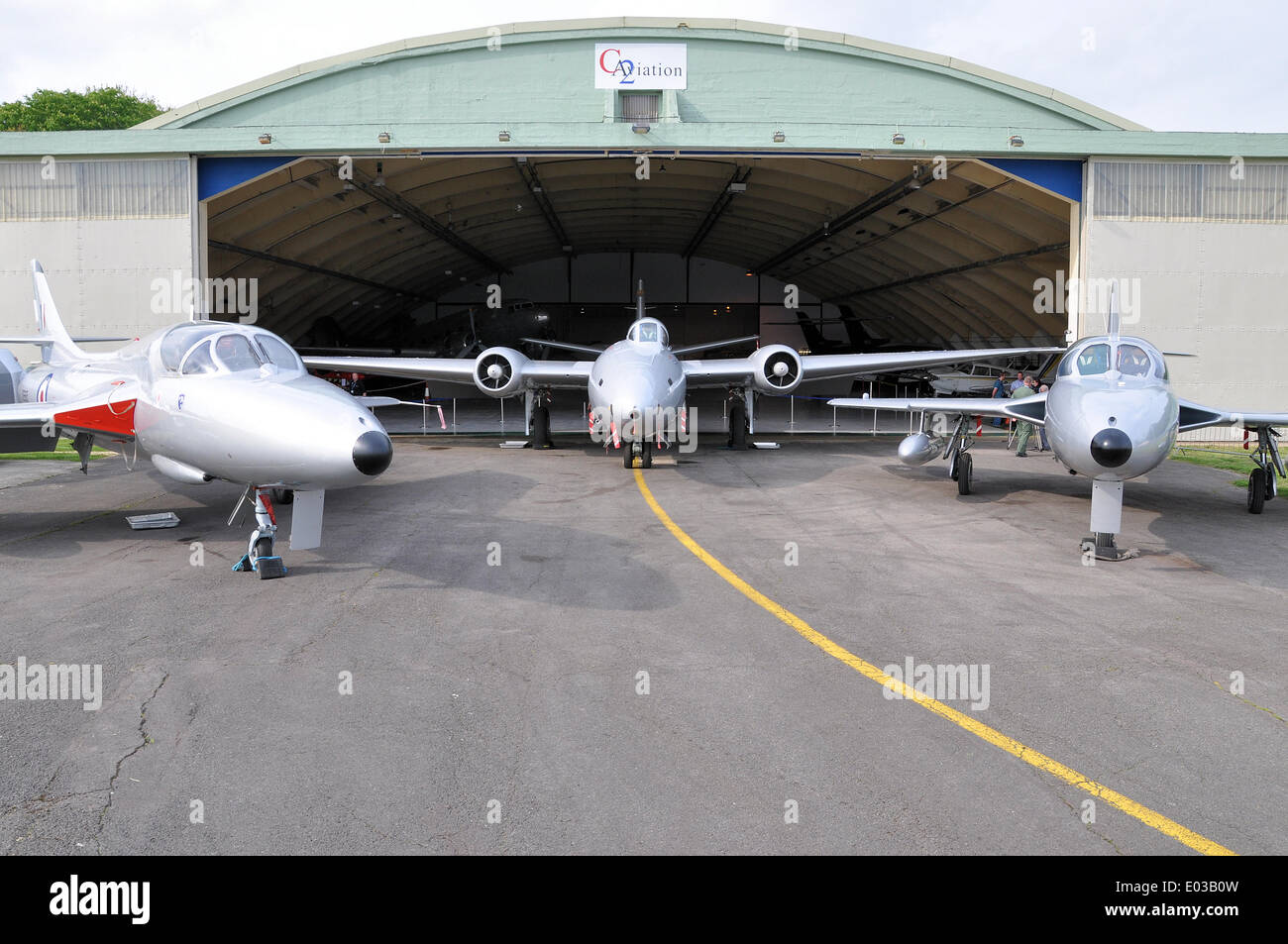 Aeroporto di Cotswold. I classici jet vintage di Canberra e Hunter del team di lancio di jet civili Midair Squadron. Ex aeromobili RAF. C2 Aviation hangar Foto Stock