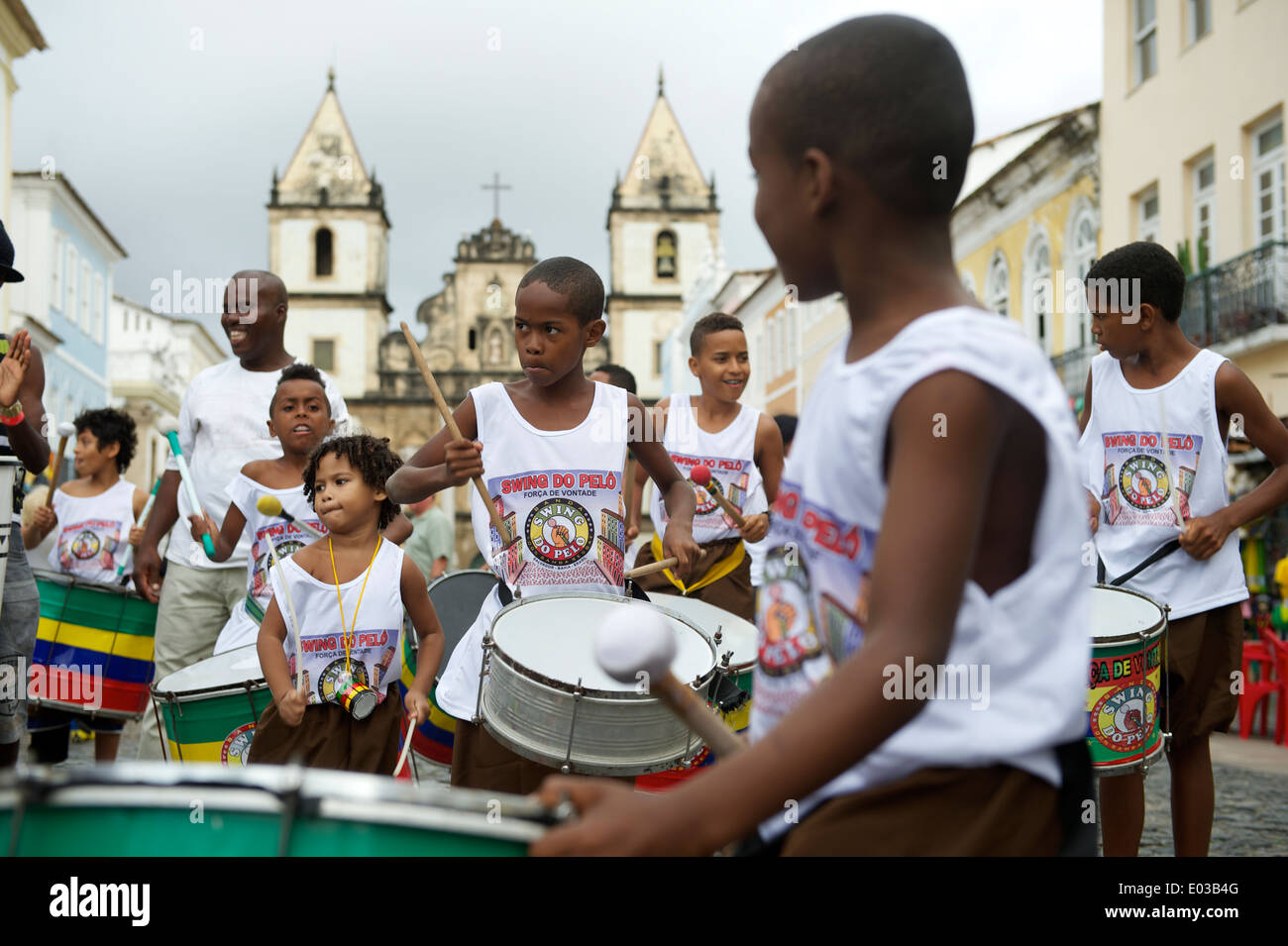 SALVADOR, Brasile - 15 ottobre 2013: Brasiliano bambini stand drumming in un gruppo nel centro storico di Pelourinho. Foto Stock