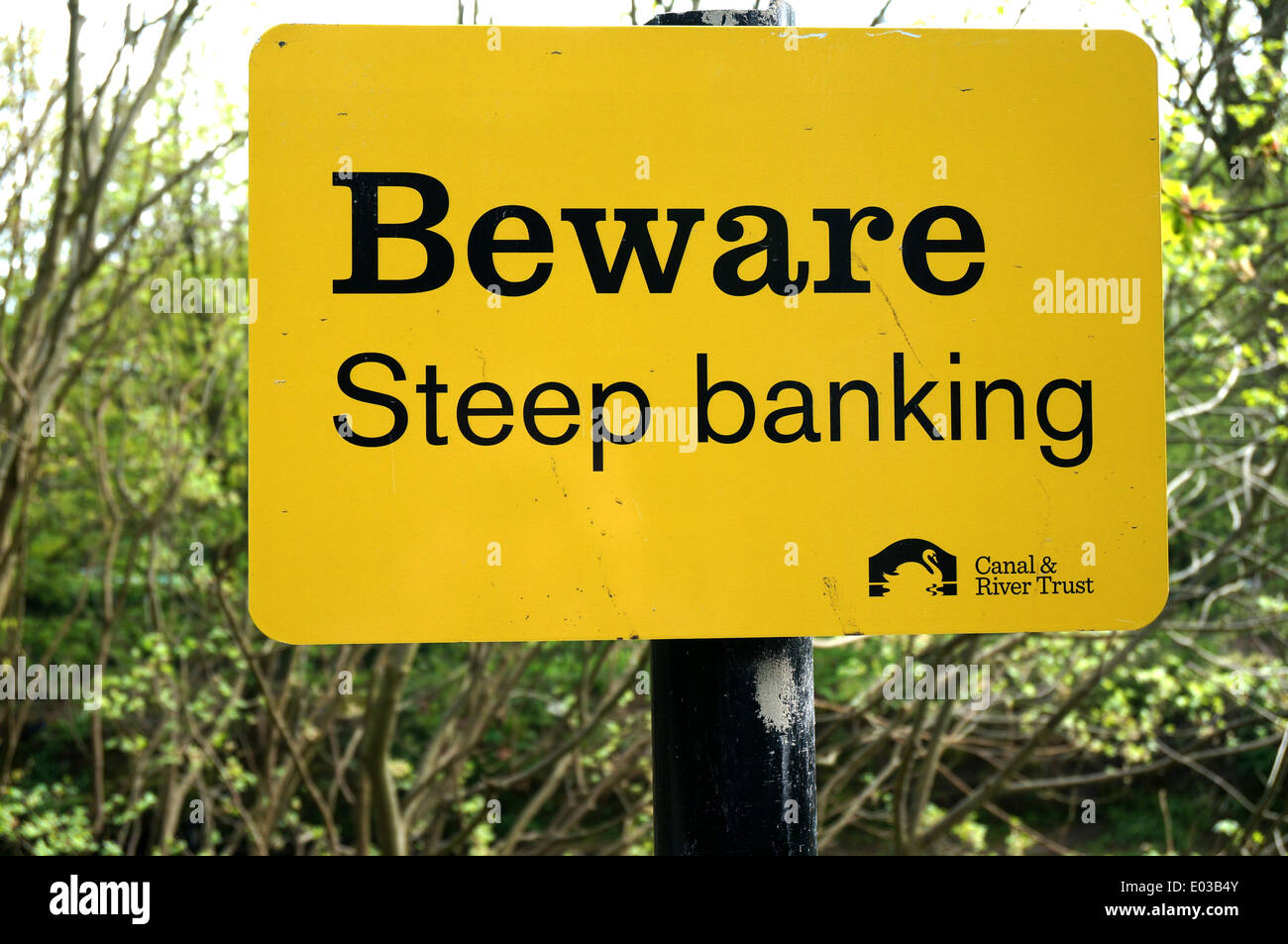 Segnale di avvertimento sul canal bank, Sowerby Bridge, West Yorkshire Foto Stock