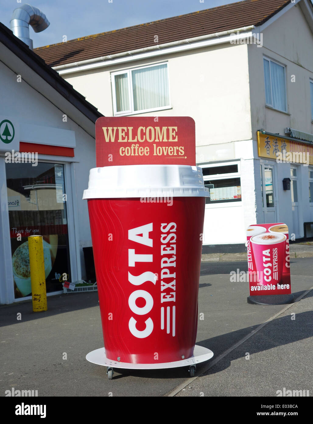 Un gigante costa coffee cup display advertising Foto Stock