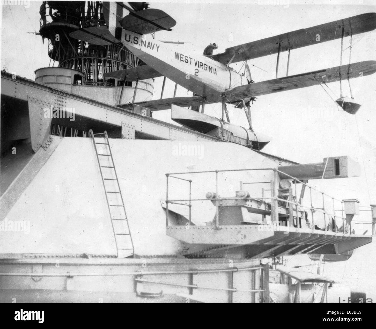 La Vought BB-48, USS West Virginia, era una corazzata della classe Colorado. Era dotato di un piano scout biplanare (UO-1) con un sistema di lancio catapulta. La nave era equipaggiata con alberi a reticolo, che supportavano le comunicazioni e i sistemi radar vitali per le operazioni dell'aviazione navale. Foto Stock