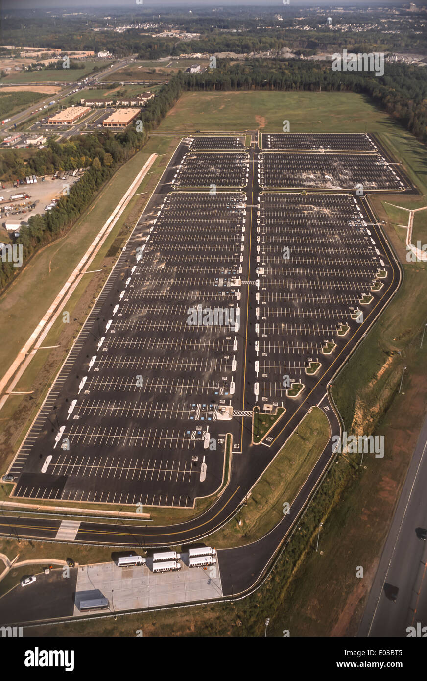 Dall'aeroporto di Dulles, Virginia, Stati Uniti d'America - vista aerea del satellite vuoto parcheggio. Foto Stock
