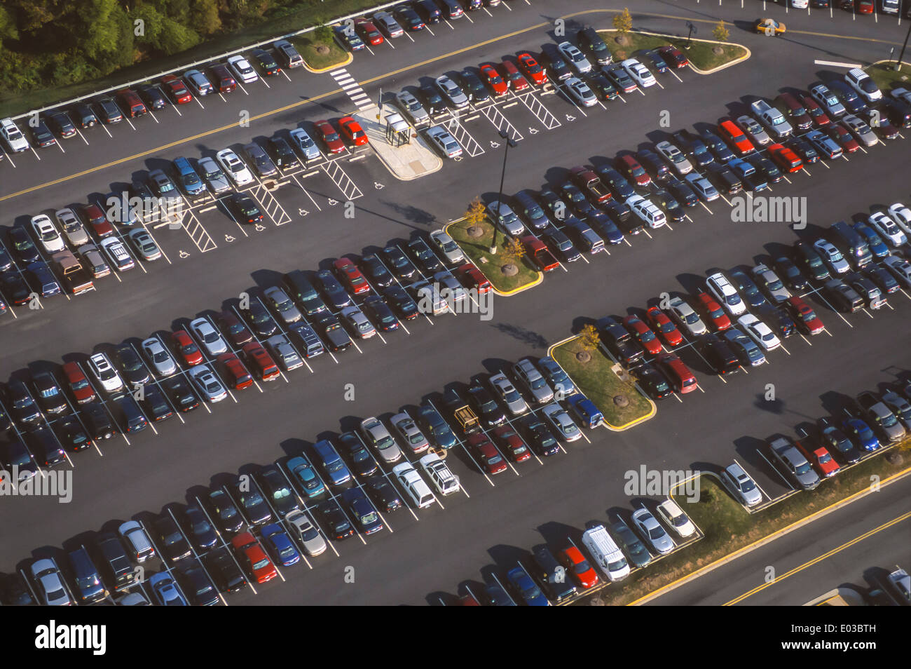 Dall'aeroporto di Dulles, Virginia, Stati Uniti d'America - vista aerea del satellite parcheggio pieno di vetture. Foto Stock