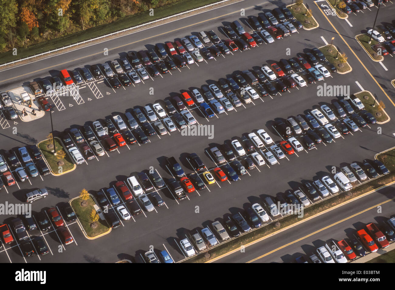 Dall'aeroporto di Dulles, Virginia, Stati Uniti d'America - vista aerea del satellite parcheggio pieno di vetture. Foto Stock