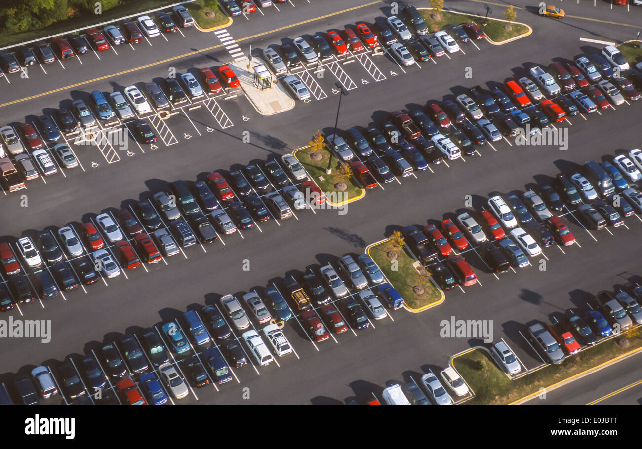 Dall'aeroporto di Dulles, Virginia, Stati Uniti d'America - vista aerea del satellite parcheggio pieno di vetture. Foto Stock