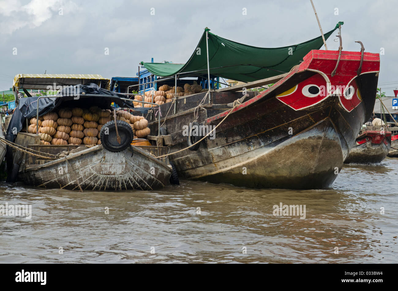 Barche vendita di verdure, possono Rang mercato galleggiante, Can Tho, Vietnam Foto Stock