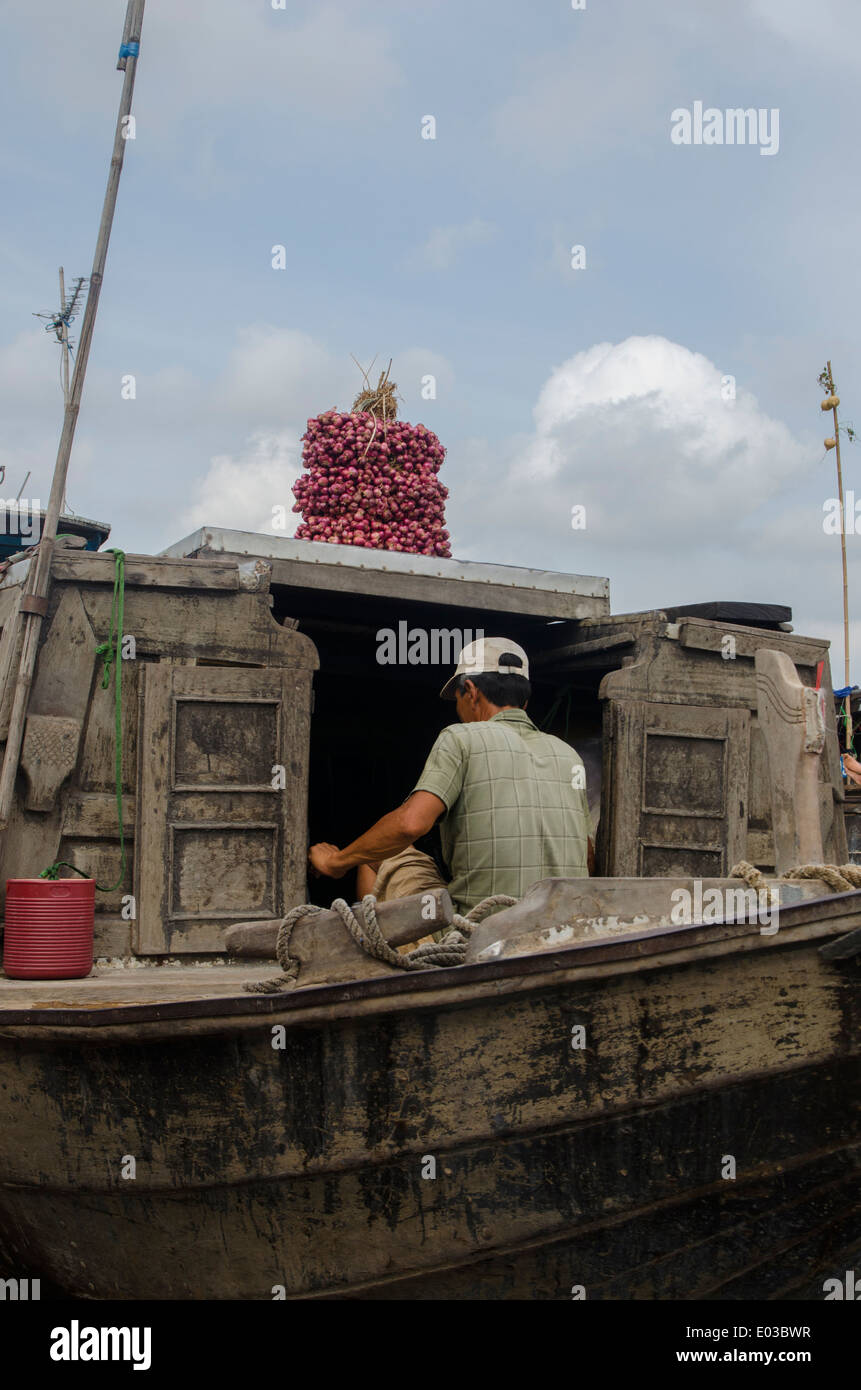 L'uomo vendere verdure, possono Rang mercato galleggiante, Can Tho, Vietnam Foto Stock