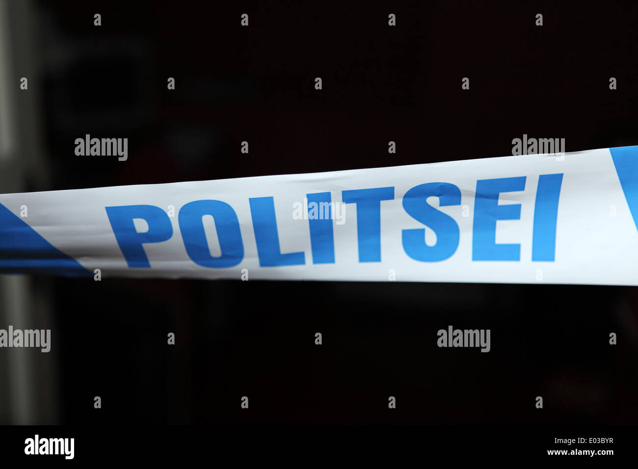 Marcatura su nastro la ricostruzione di una scena del crimine presso la polizia estone Museo di Rakvere, Estonia. Foto Stock