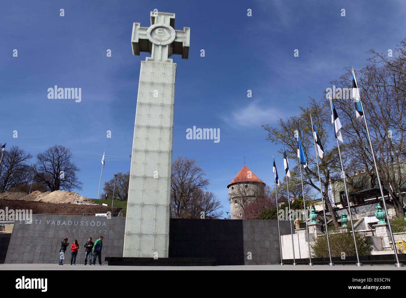 La croce della libertà e il Monumento alla Guerra di Indipendenza (Vabadussõja võidusammas) a Tallinn in Estonia. Foto Stock