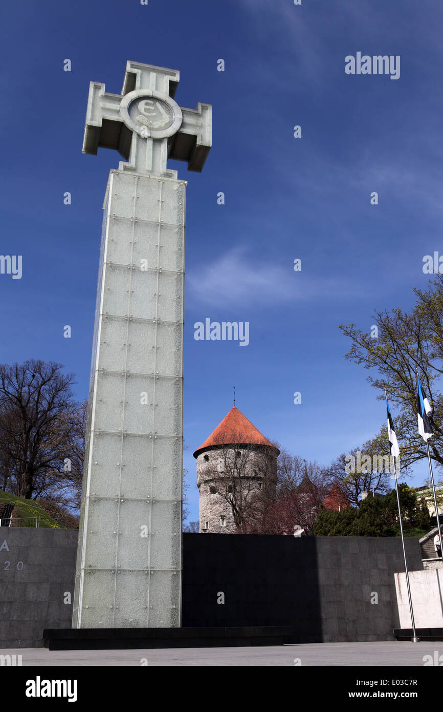 La croce della libertà e il Monumento alla Guerra di Indipendenza (Vabadussõja võidusammas) a Tallinn in Estonia. Foto Stock