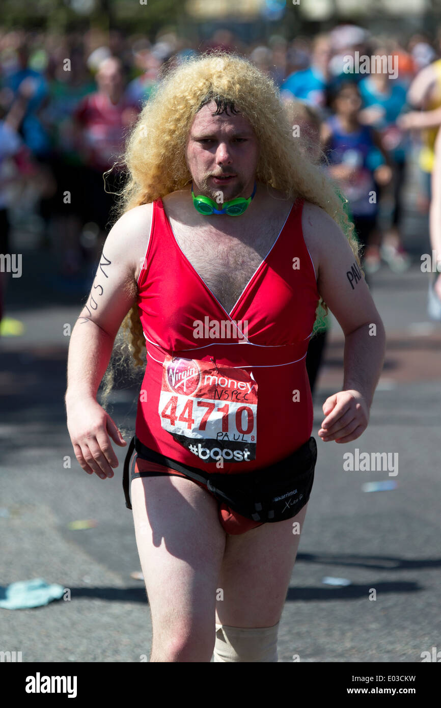 Il 13 aprile 2014. Soldi VIRGIN LONDON MARATHON 2014 l'autostrada, Londra, Regno Unito. Foto Stock
