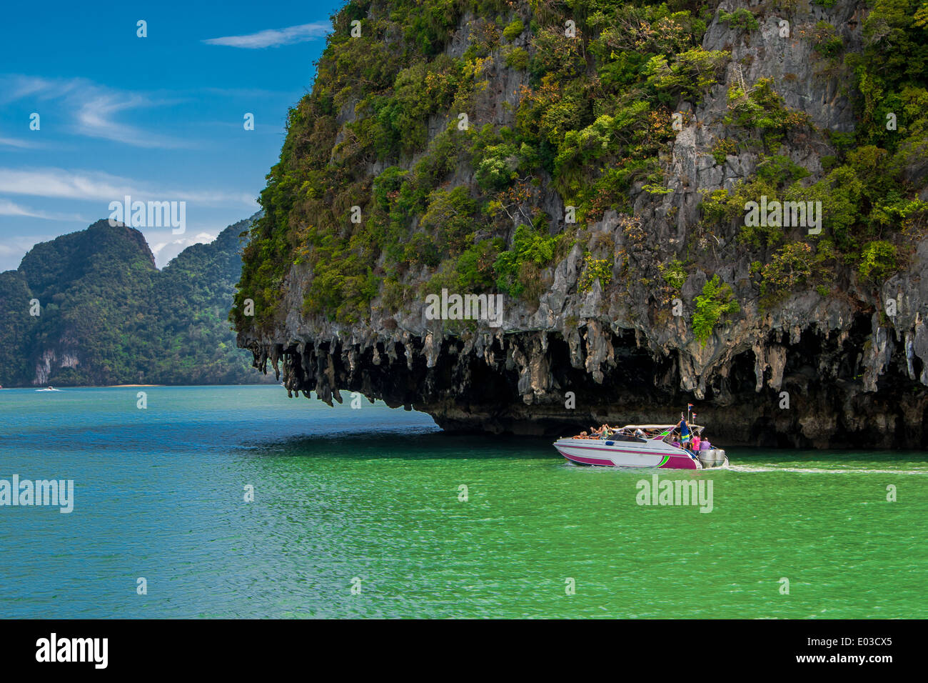 Isola di roccia dalla Baia di Phang Nga,Ao Phang Nga National Park, Thailandia Foto Stock