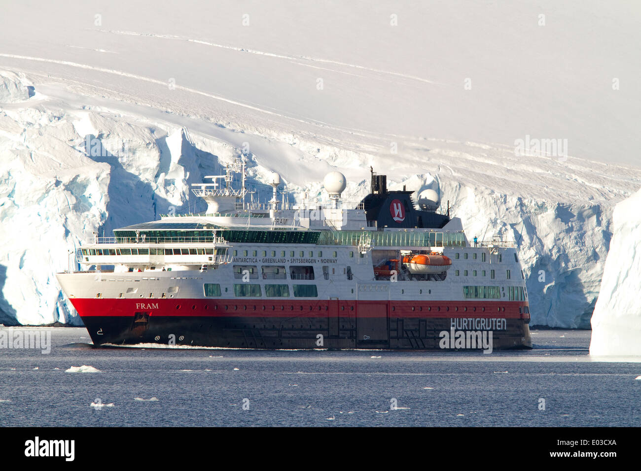 La nave di crociera la Fram durante una crociera in Antartide con ghiacciaio antartico e iceberg. Foto Stock