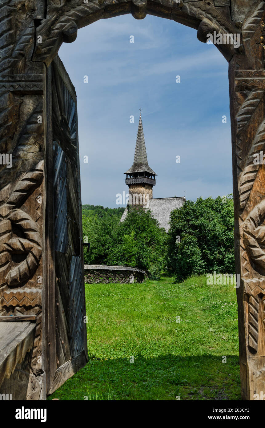 Maramures scolpito in legno porta alla chiesa, Romania. Foto Stock