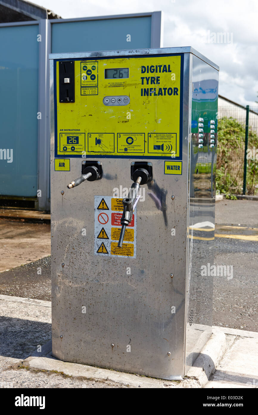 A gettone di aria e di acqua la macchina sul piazzale di una stazione di riempimento in Irlanda del Nord Foto Stock