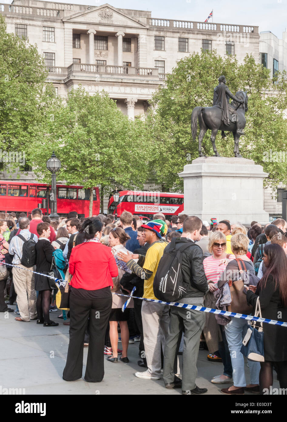 Londra, UK . 30 apr 2014. Il 30 aprile 2014 è la data in cui expat gli elettori possono votare in Sud Africa elezione generale, voto nel Regno Unito presso la South African alta Commissione, Sud Africa House, Trafalgar Square London WC2. Un buon umore la folla di elettori si sono riuniti a formare lunghe ma ordinato di code in Trafalgar Square di fronte alla Galleria Nazionale, godendo del bel tempo come essi hanno atteso pazientemente il loro turno di votazione. Credito: Graham Prentice/Alamy Live News Foto Stock