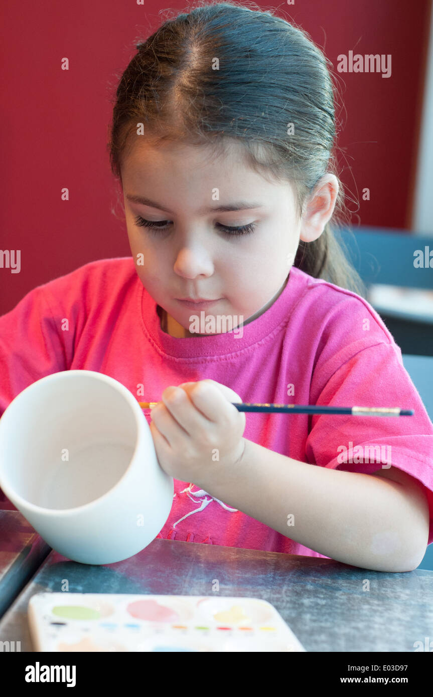 Bambino la pittura di ceramica Foto Stock