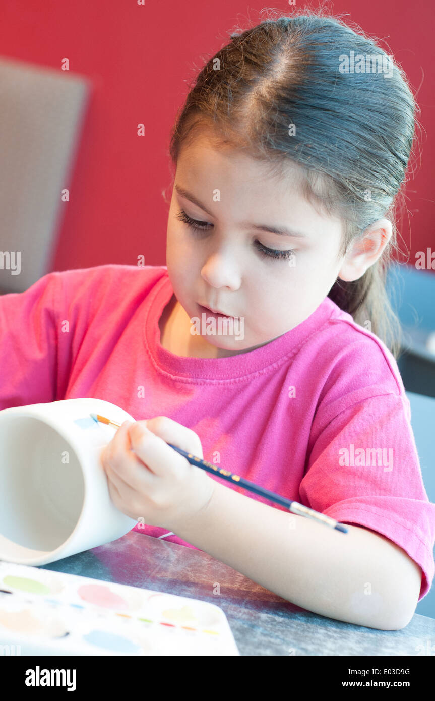 Bambino la pittura di ceramica Foto Stock