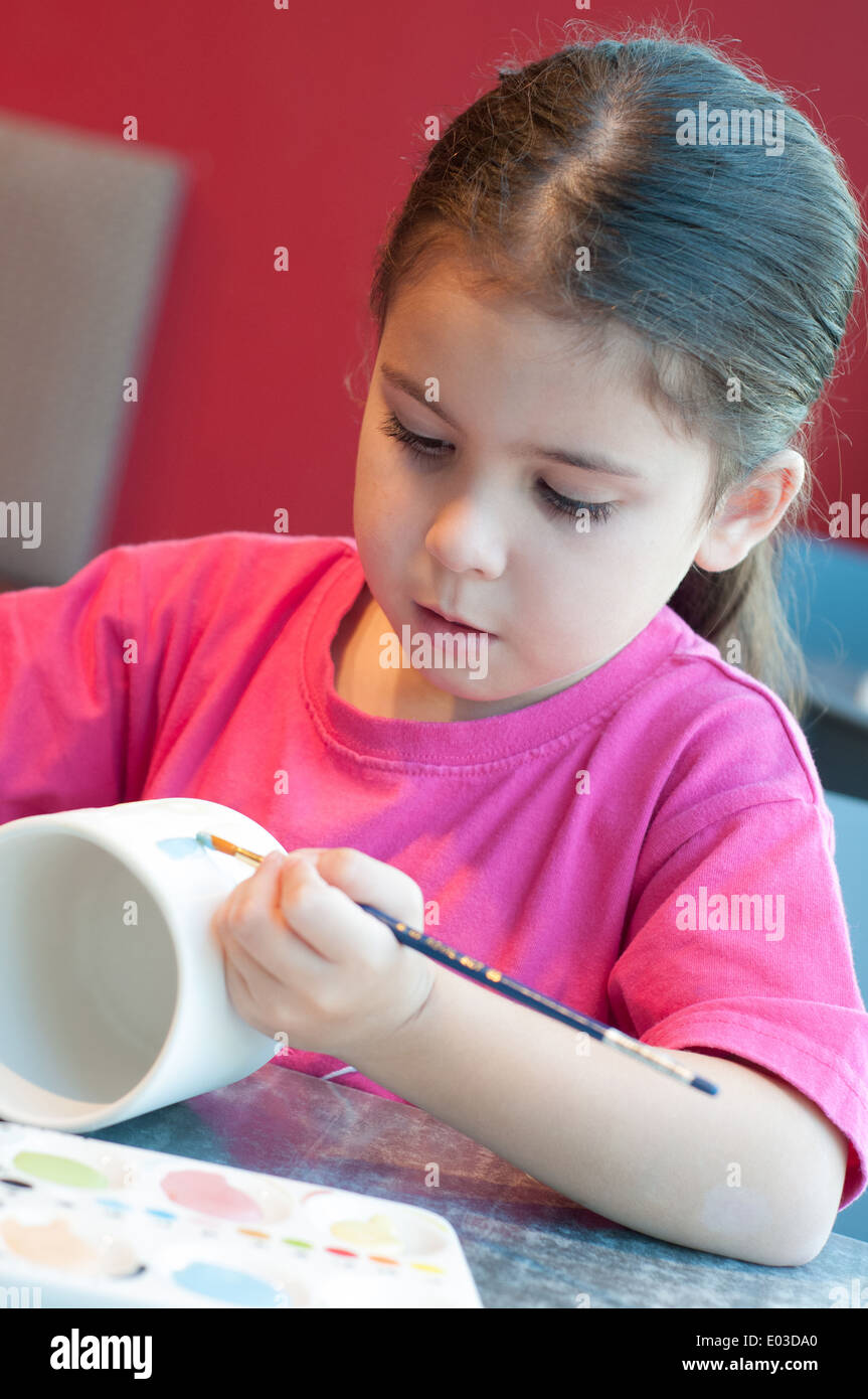 Bambino la pittura di ceramica Foto Stock