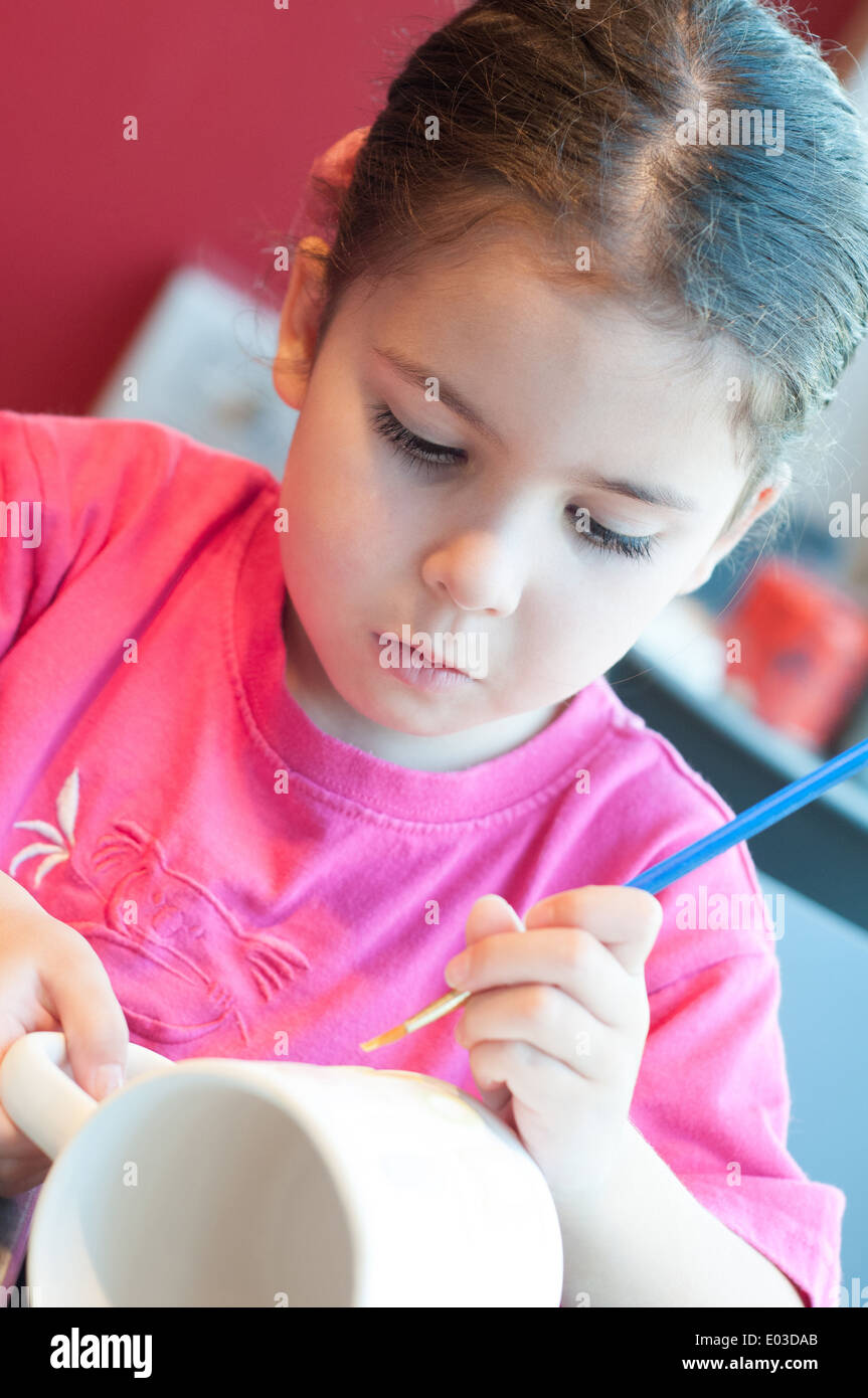 Bambino la pittura di ceramica Foto Stock