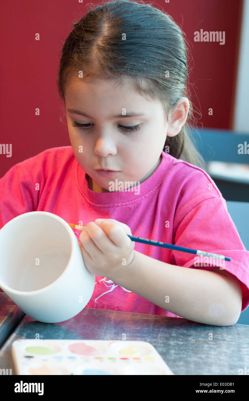 Bambino la pittura di ceramica Foto Stock