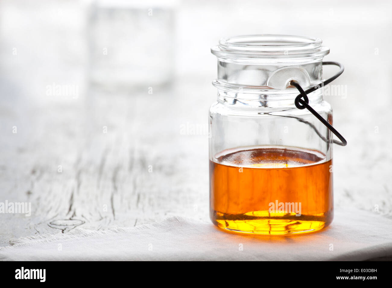 Rosa Mosqueta olio di semi in vetro chiaro Mason Jar, guarda come il miele Foto Stock