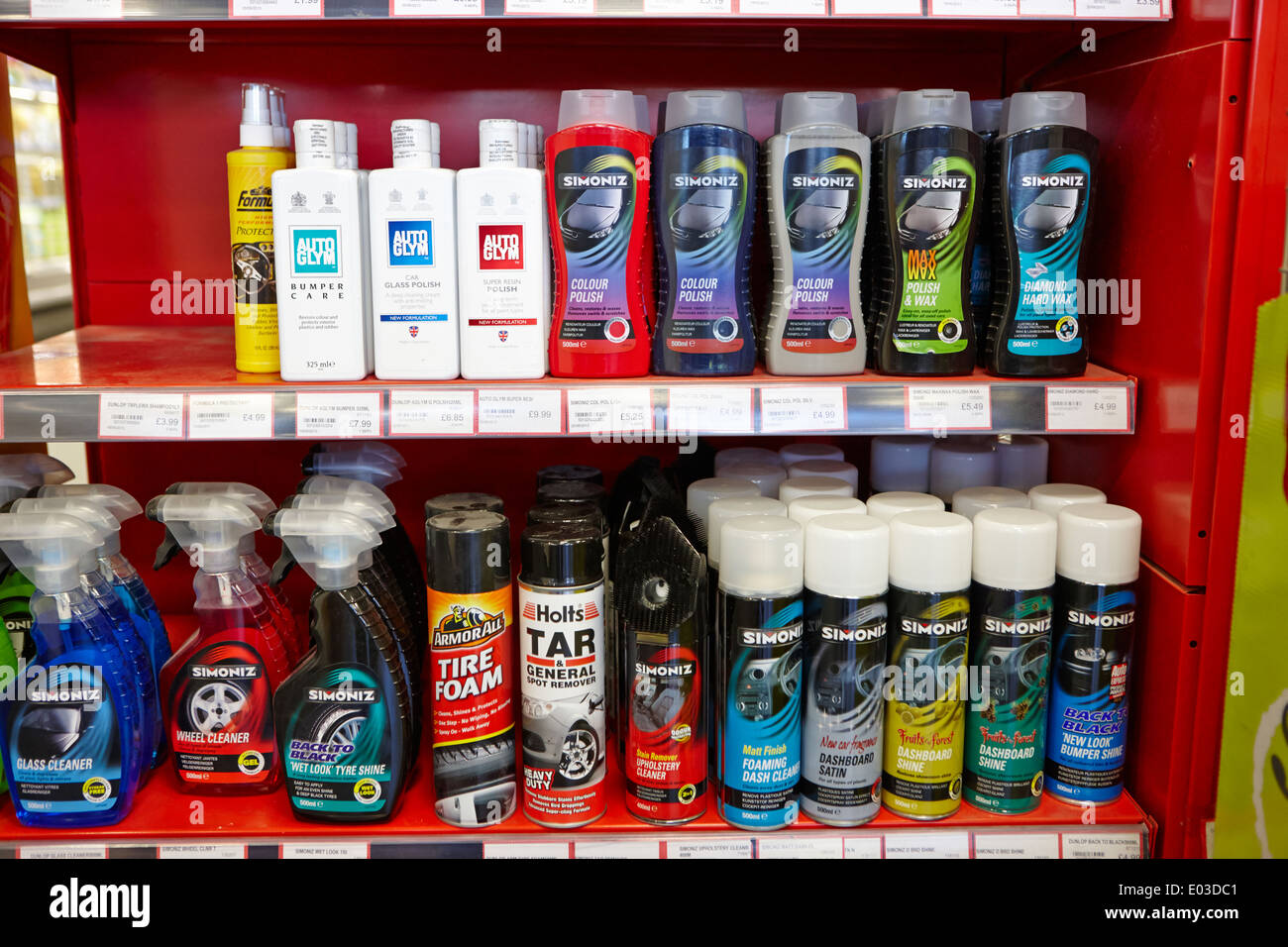 Accessori per auto e che dettaglia gli elementi in una stazione di riempimento convenience store in Irlanda del Nord Foto Stock