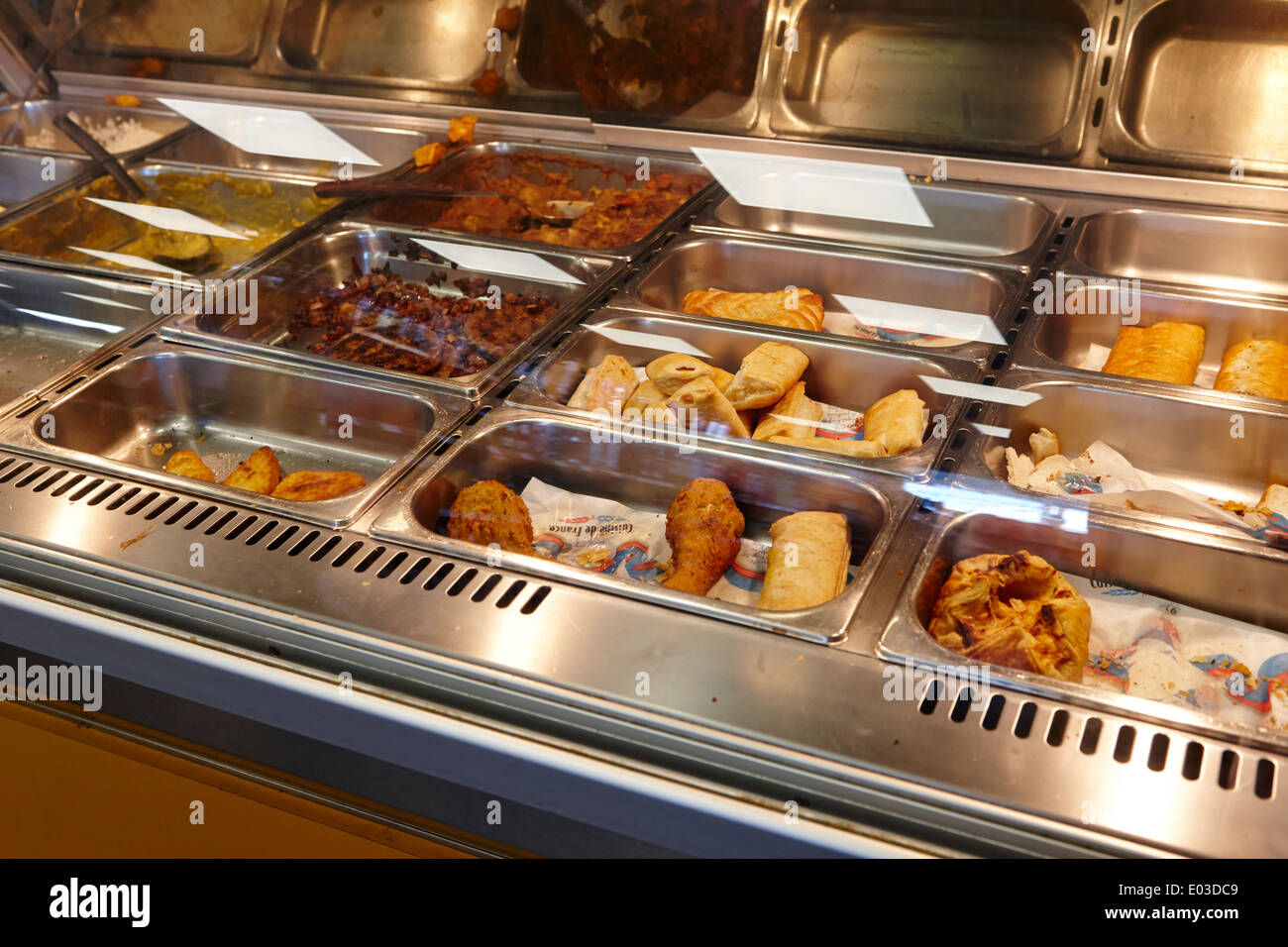 Il cibo caldo deli del contatore in una stazione di riempimento convenience store in Irlanda del Nord Foto Stock