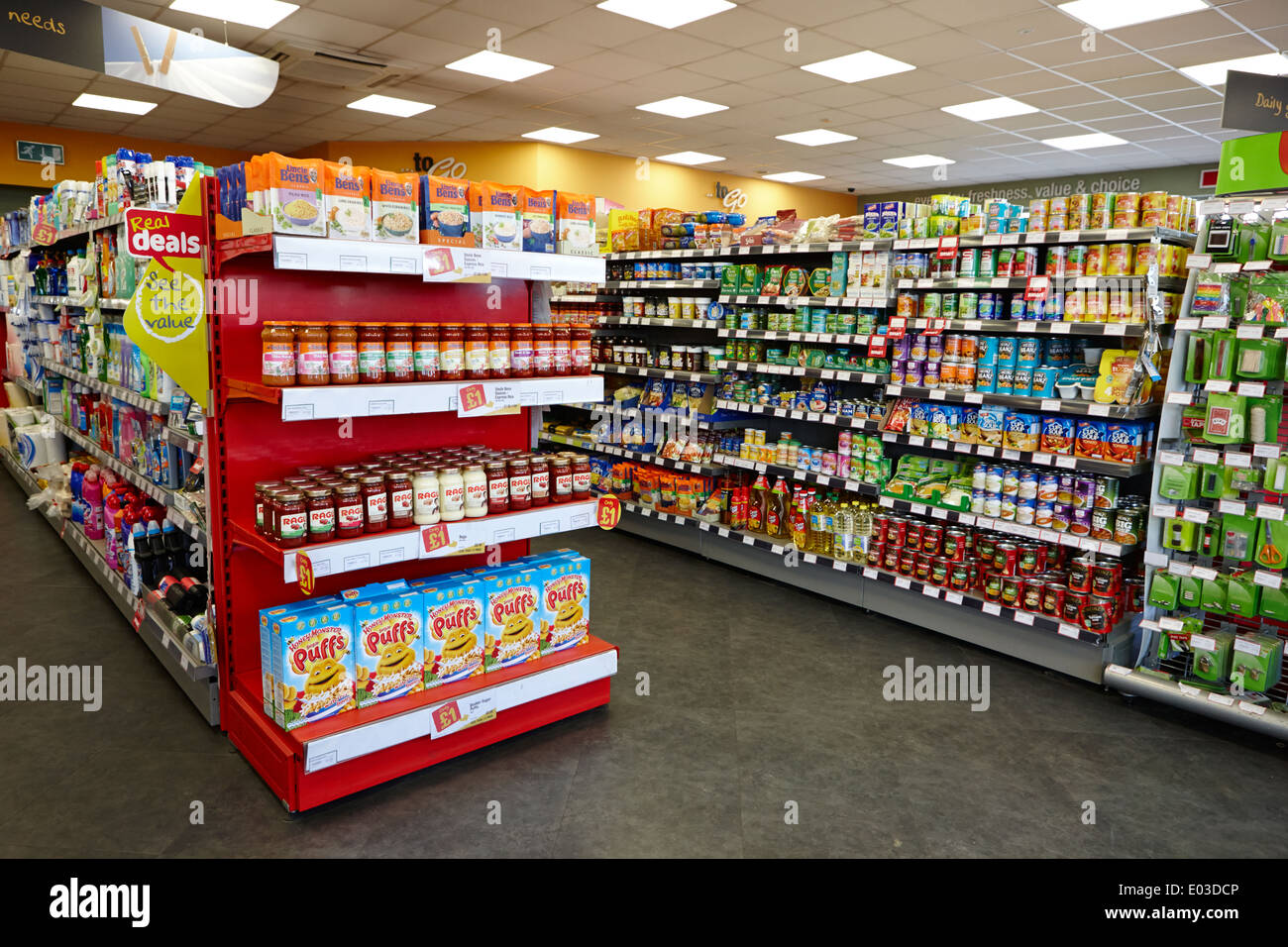 Cibo e corridoi di generi alimentari in una stazione di riempimento convenience store in Irlanda del Nord Foto Stock