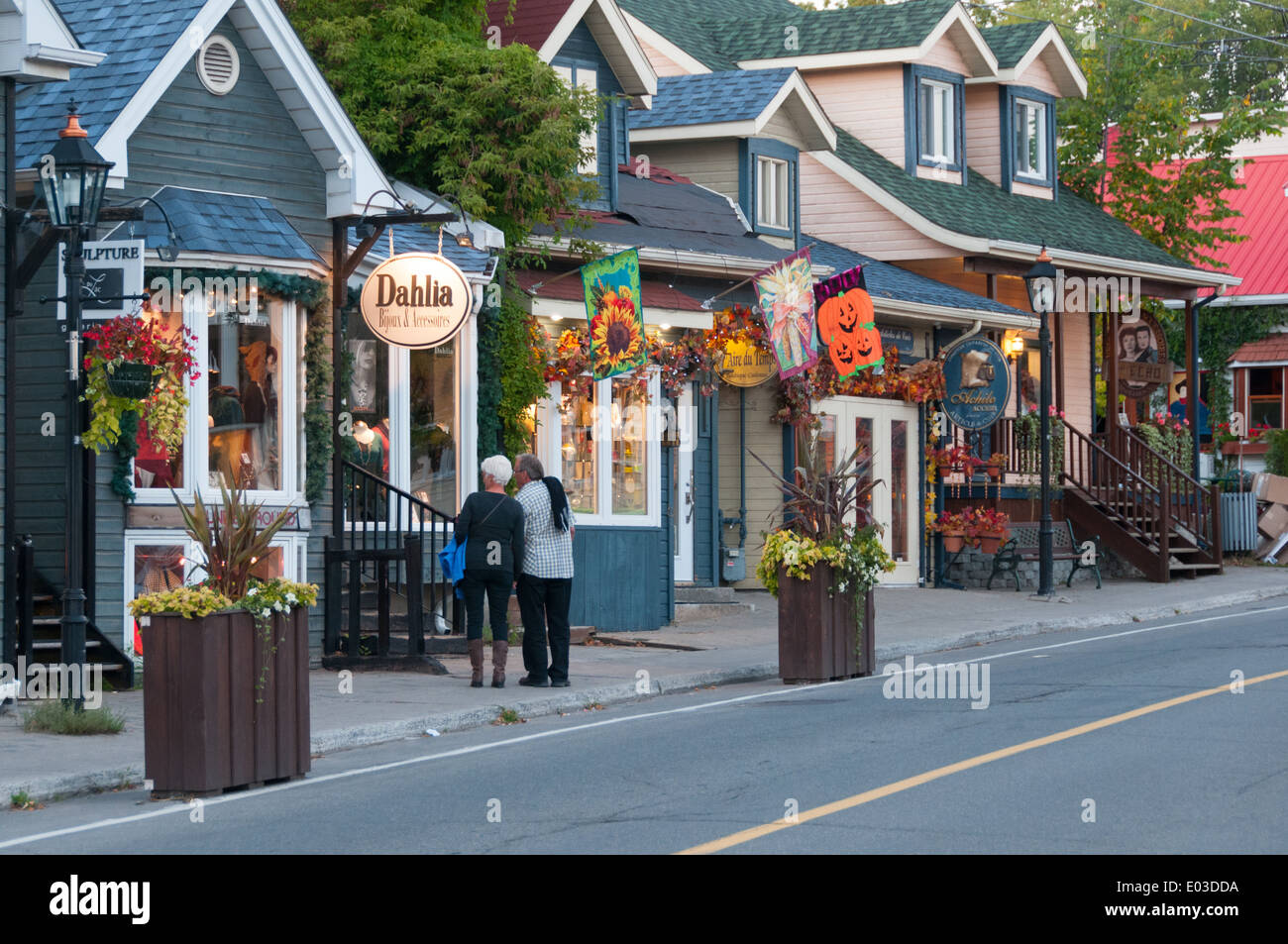 Strada principale villaggio di St Sauveur Laurentians Québec Foto Stock