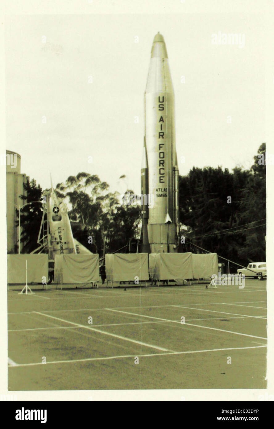 Il Convair Atlas fu uno sviluppo chiave nella tecnologia missilistica, parte dei primi programmi spaziali della NASA durante la fine degli anni '1950 e '1960 Questa foto lucida cattura i progressi tecnologici del missile Atlas. Foto Stock