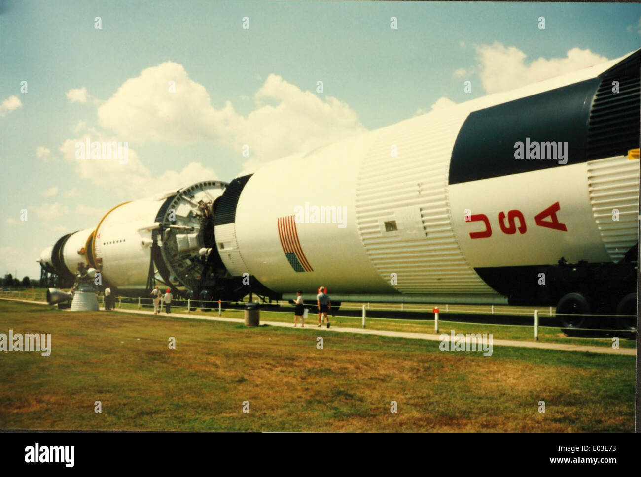 Questa foto lucida del razzo Saturn V mostra la sua struttura torreggiante e le caratteristiche principali. Il Saturn V era una componente vitale nelle missioni Apollo della NASA, responsabile del lancio degli astronauti sulla Luna durante gli anni '1960 e '1970 Foto Stock Questa foto lucida del razzo Saturn V mostra la sua struttura torreggiante e le caratteristiche principali. Il Saturn V era una componente vitale nelle missioni Apollo della NASA, responsabile del lancio degli astronauti sulla Luna durante gli anni '1960 e '1970 Foto Stock