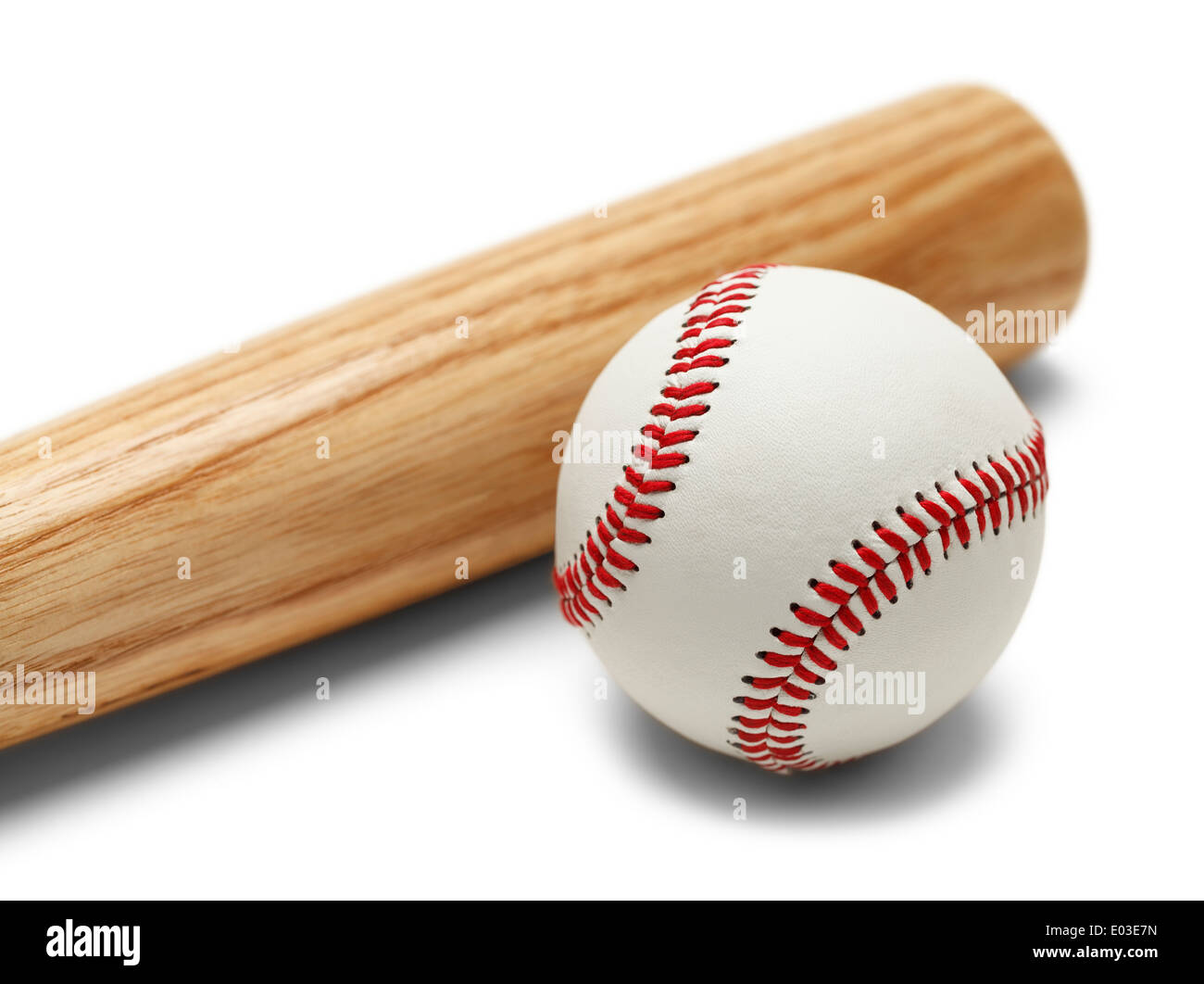 Il legno di mazza da baseball e la sfera isolata su sfondo bianco. Foto Stock