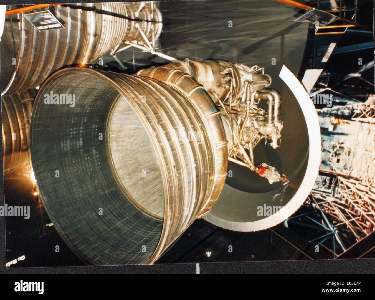 Questa foto lucida del razzo Saturno mostra il suo ruolo fondamentale nel programma Apollo, fornendo la spinta necessaria per lanciare gli astronauti sulla Luna. Il razzo Saturn V rimane uno dei veicoli più potenti e iconici mai costruiti per l'esplorazione spaziale. Foto Stock Questa foto lucida del razzo Saturno mostra il suo ruolo fondamentale nel programma Apollo, fornendo la spinta necessaria per lanciare gli astronauti sulla Luna. Il razzo Saturn V rimane uno dei veicoli più potenti e iconici mai costruiti per l'esplorazione spaziale. Foto Stock