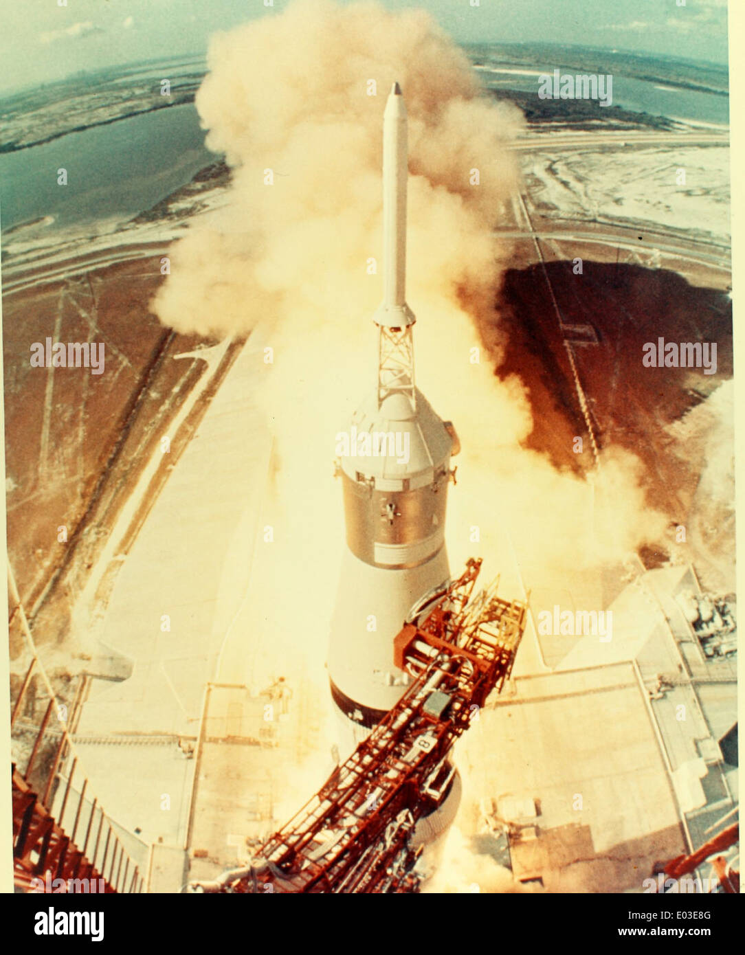 Il Saturn SA-5 era un volo di prova condotto dalla NASA come parte del programma di sviluppo del razzo Saturn. Questa particolare immagine, una foto lucida, mostra il veicolo nella sua configurazione pre-lancio. L'SA-5 fu utilizzato per testare le prestazioni dei componenti del razzo Saturn, cruciale per le missioni Apollo che alla fine atterrarono gli umani sulla Luna. Foto Stock