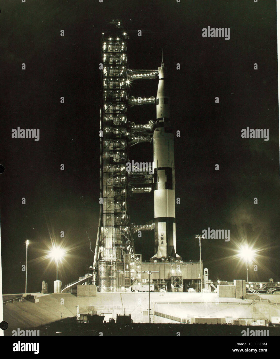 Il Saturn SA-5 fa parte del programma spaziale NASA, utilizzato per testare e sviluppare componenti per l'esplorazione spaziale futura. La fotografia lucida cattura il razzo, mostrando il suo design e la tecnologia intricati che hanno contribuito alle missioni Apollo. Foto Stock Il Saturn SA-5 fa parte del programma spaziale NASA, utilizzato per testare e sviluppare componenti per l'esplorazione spaziale futura. La fotografia lucida cattura il razzo, mostrando il suo design e la tecnologia intricati che hanno contribuito alle missioni Apollo. Foto Stock
